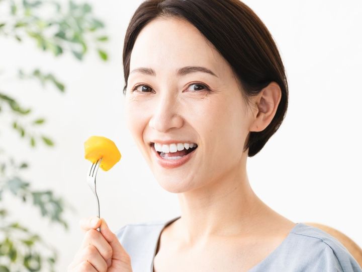 【管理栄養士が解説】ビタミンCが豊富な柿は「体にいいから、いくら食べても大丈夫」と思っていませんか？ 実は食べ方によっては、胃の中に石のような塊ができることも。どんな食べ方に注意すべきか解説します。（※画像：Shutterstock.com）