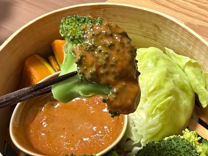 無印良品の4種スパイスと豆板醤ソースをつけたブロッコリー。せいろで蒸したかぼちゃやキャベツと一緒に楽しむ温野菜。