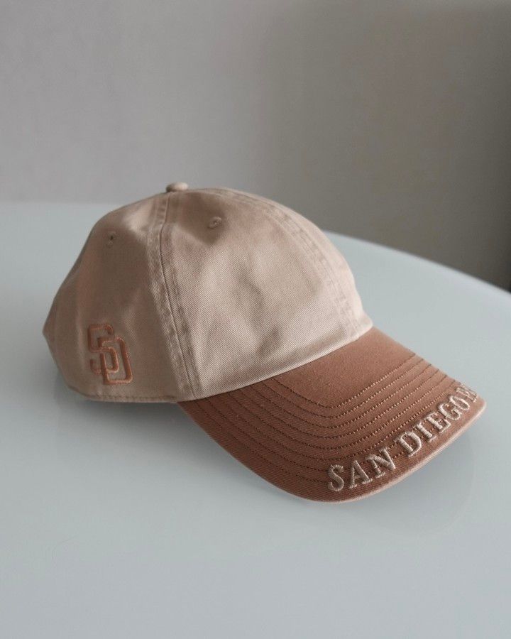 林由香里さん×フォーティーセブンのコラボキャップ Visor Logoのキャメル