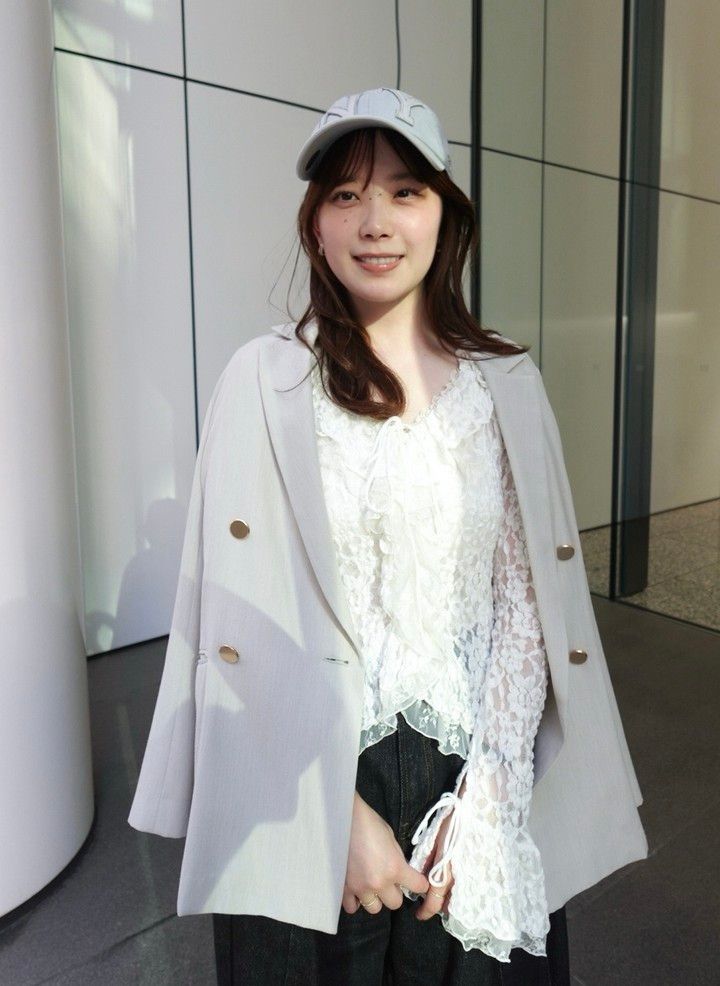 林由香里さん×フォーティーセブンのコラボキャップ Big Logo Seriesのグレー30代エディターの試着写真