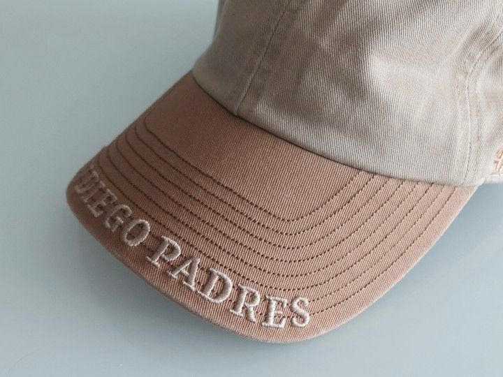 林由香里さん×フォーティーセブンのコラボキャップ Visor Logoのキャメル つばの寄り
