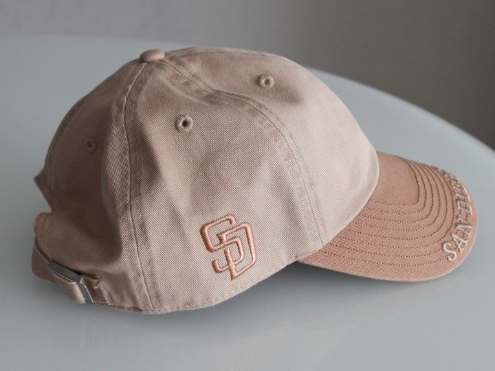林由香里さん×フォーティーセブンのコラボキャップ Visor Logoのキャメル ロゴの寄り