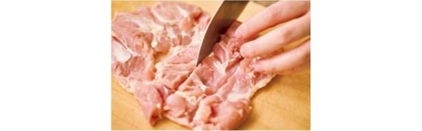 身側の厚みがある部分に数カ所、浅く切り込みを入れる レシピ考案／池田美希 撮影／田村昌裕 スタイリング／しのざきたかこ 栄養計算／スタジオ食 編集協力／渡辺ゆき