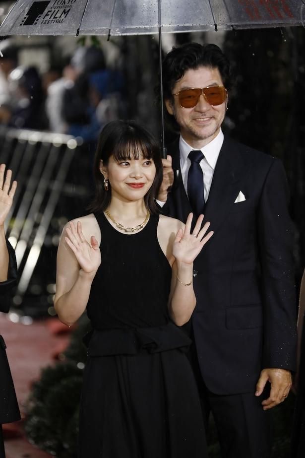 笑顔で手を振った岸井ゆきの 撮影/杉映貴子