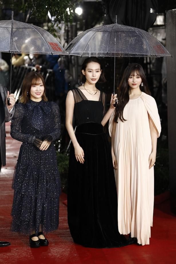 井上和は、淡いピンクのロングドレスでレッドカーペットを闊歩 撮影/杉映貴子