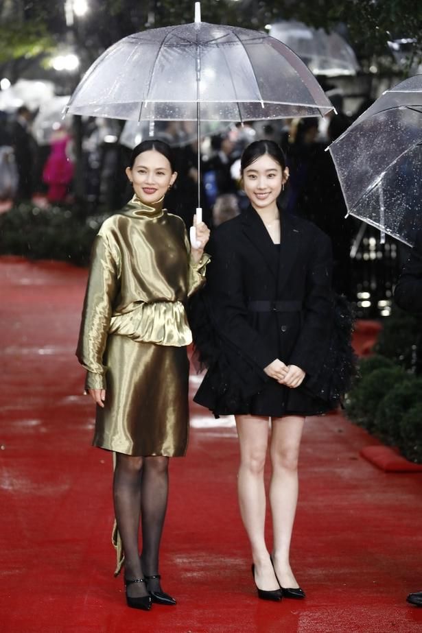 臼田あさ美は、光沢のあるメタリックドレス！ 撮影/杉映貴子