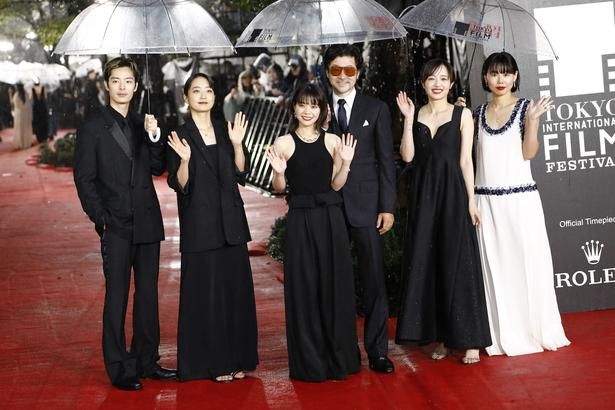 レッドカーペットイベントに姿を現した『すべて真夜中の恋人たち』のメンバー 撮影/杉映貴子