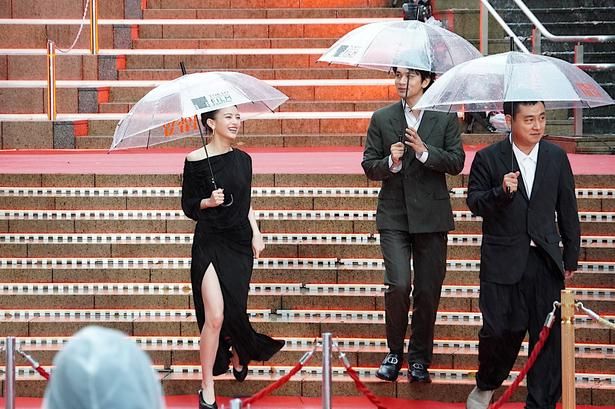 出口夏希、スリットから美脚をのぞかせた