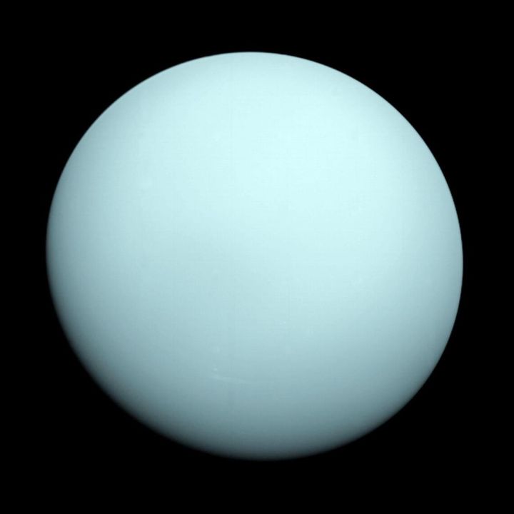 ボイジャー2号が1986年に撮った天王星です。土星のあと、2号は天王星と海王星へ向かいました。