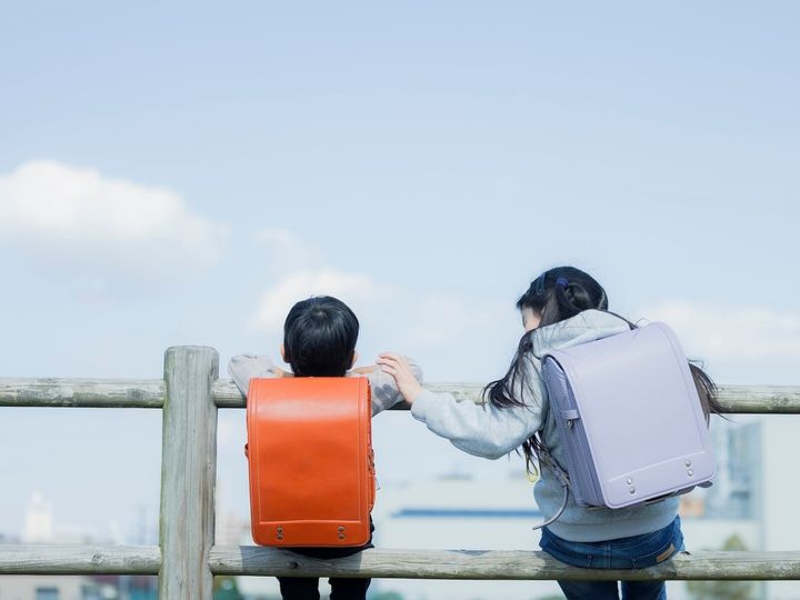 同じ親に育てられても、弟がいる長女は損をする？ 弟より姉に経済的な制約がかかる「ブラザーペナルティ」。46歳女性も、弟ばかりを優先する母のもとで育ち、不公平な扱いを受けてきた。家族との関係に苦しんだ彼女が最後に下した決断とは……。※画像：PIXTA