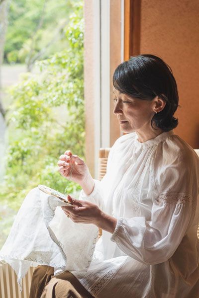 女性が幸せな気分でいると周りもみんな幸せに