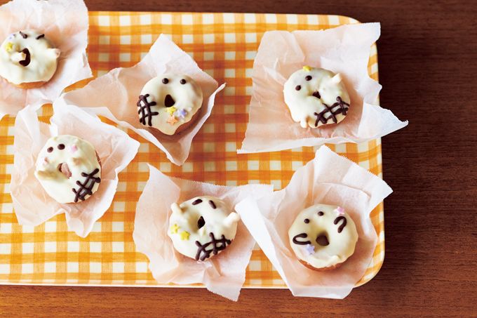 【ハロウィンおやつ】あ～、わ～……何か言ってるみたいなかわいいオバケたち♪ 市販のお菓子で作る「ドーナツオバケ」のレシピの画像1