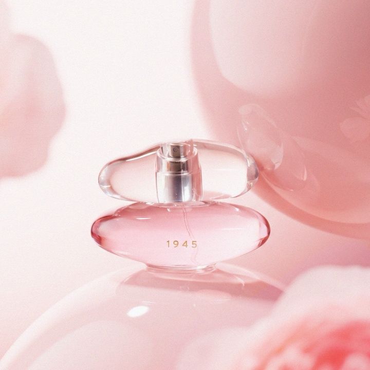 ピンクの背景に置かれたSHOLAYERED LIGHT PINKのクリアボトル