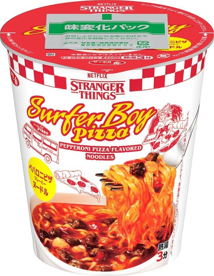 ペパロニピザ味ヌードルのカップ麺の容器にフォークで麺を持ち上げている様子
