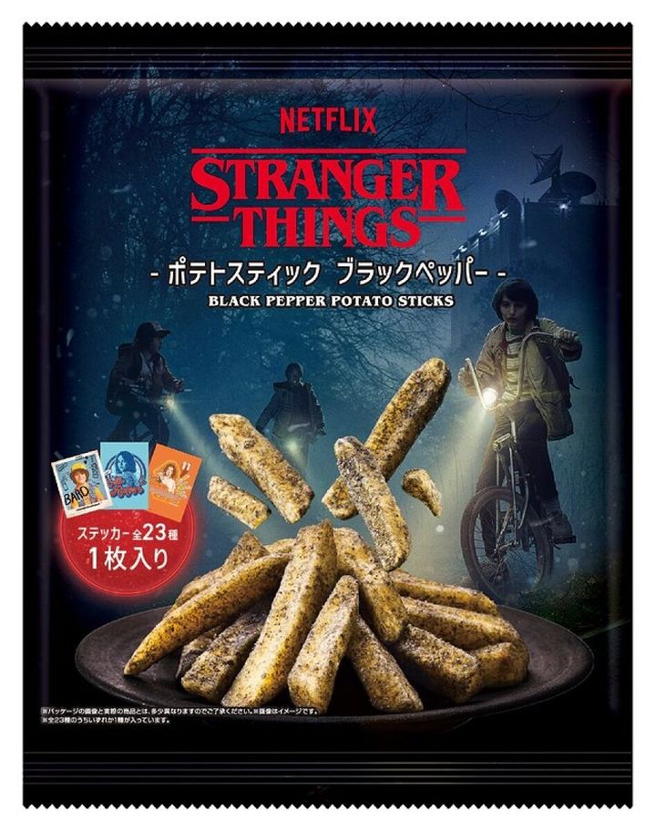 限定ステッカー付きのブラックペッパー味ポテトスティックの袋と盛り付けられたスナック