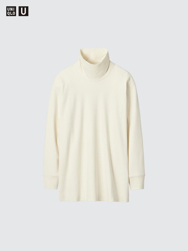左上にUNIQLO Uのロゴが入った、白の長袖タートルネックロングTシャツの全体像