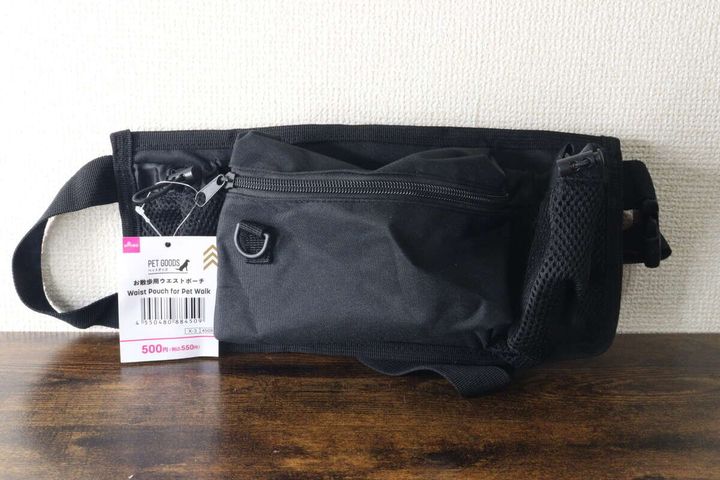 黒いお散歩用ウエストポーチと値札タグが置かれた様子