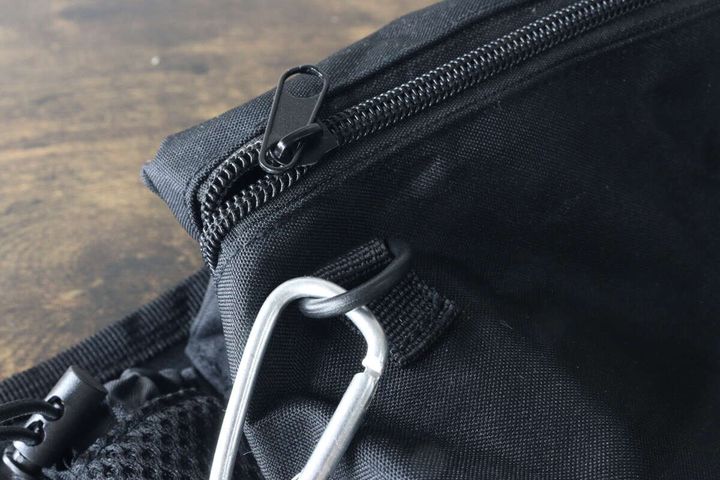 バッグ正面のDカンにカラビナが取り付けられている接写