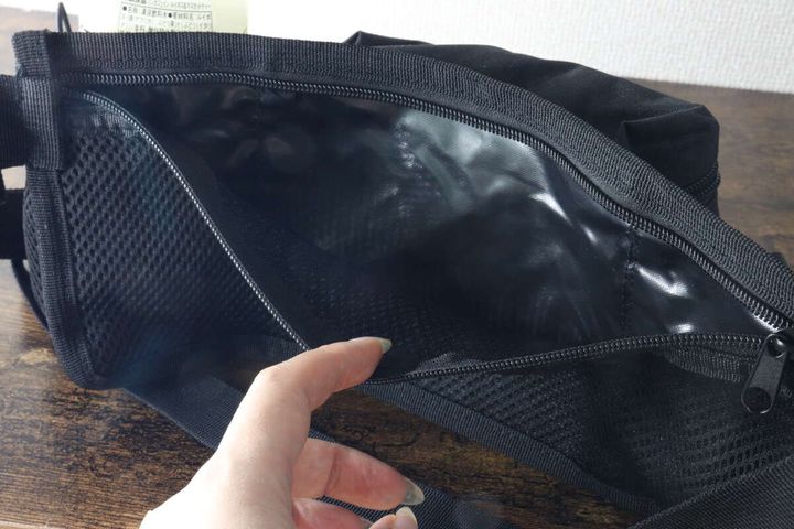 裏面のメッシュポケットの内部を見せている状態
