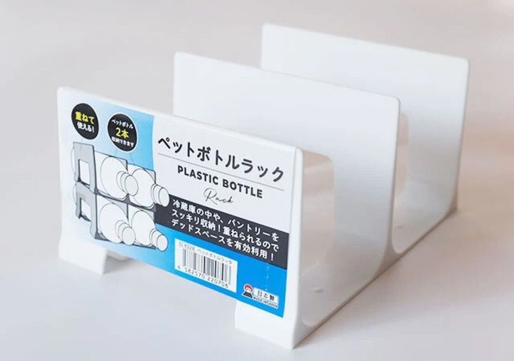 白いペットボトルラックの本体と特徴が書かれた青い商品タグ