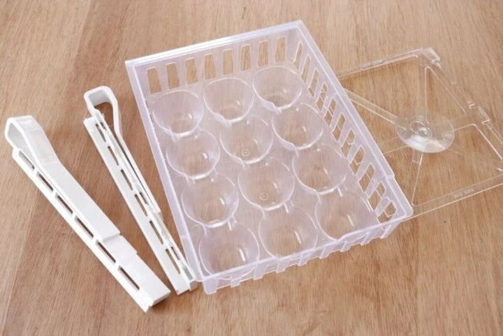 木製テーブルの上に並べられたダイソーの吊り下げ冷蔵庫収納ケースのパーツ