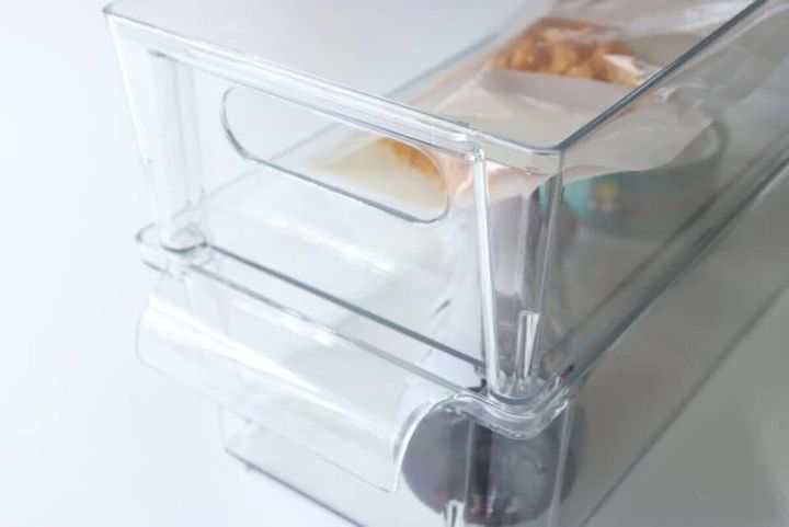 透明な冷蔵庫収納ケースを2段に重ねて食品を入れている俯瞰写真