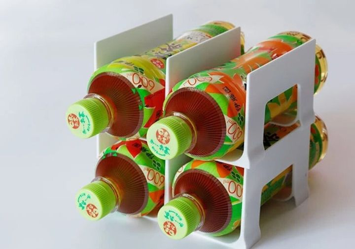 白いペットボトルラックを2段に重ねてお茶のペットボトルを収納している様子