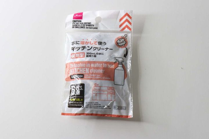 白いパッケージに入ったダイソーのキッチン用錠剤型クリーナーの全体写真