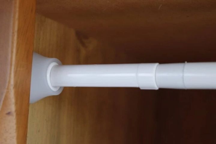 つっぱり棒の端の隙間につっぱり棒ロックがしっかりと装着されている設置後の様子