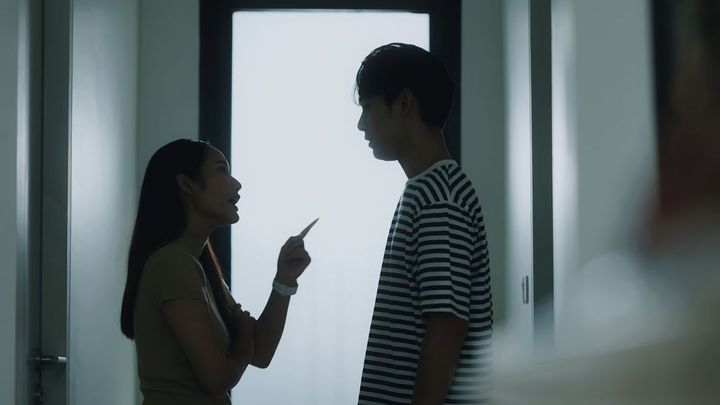 女性に詰められている男性