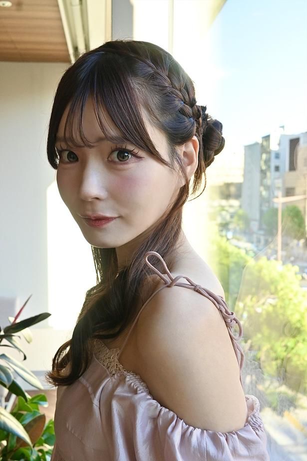 ライブ配信アプリ「ミクチャ」にて、毎日配信を続けながらモデルとしても活動するライバーの百瀬羽唯花さん