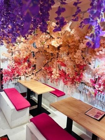 原宿・竹下通りの「お雛café」が「ドバイチョコロール」を発売！生地の香ばしさや食べる瞬間に伸びるチーズを味わう