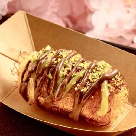 原宿・竹下通りの「お雛café」が「ドバイチョコロール」を発売！生地の香ばしさや食べる瞬間に伸びるチーズを味わう