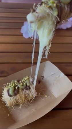 原宿・竹下通りの「お雛café」が「ドバイチョコロール」を発売！生地の香ばしさや食べる瞬間に伸びるチーズを味わう
