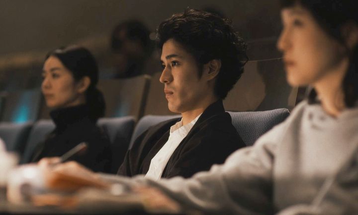 演出家の登志蔵（寛一郎）は、未知と可那子の濃厚な関係性に驚きを覚える