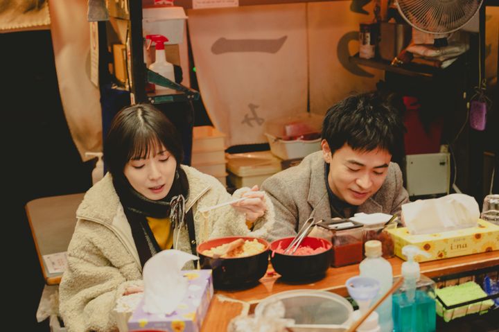 学生時代と同様、仲良くラーメンをすする神名（松岡茉優）とハセオ（成田凌）