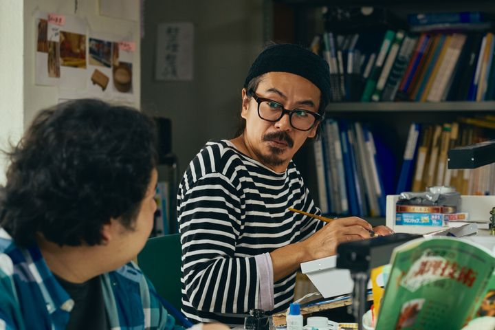42歳になっても漫画家のアシスタントを続ける輝一（森田剛）