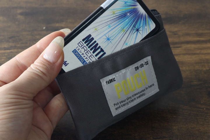 フロントのオープンポケットにスリムなミントタブレットを差し込んでいる状態