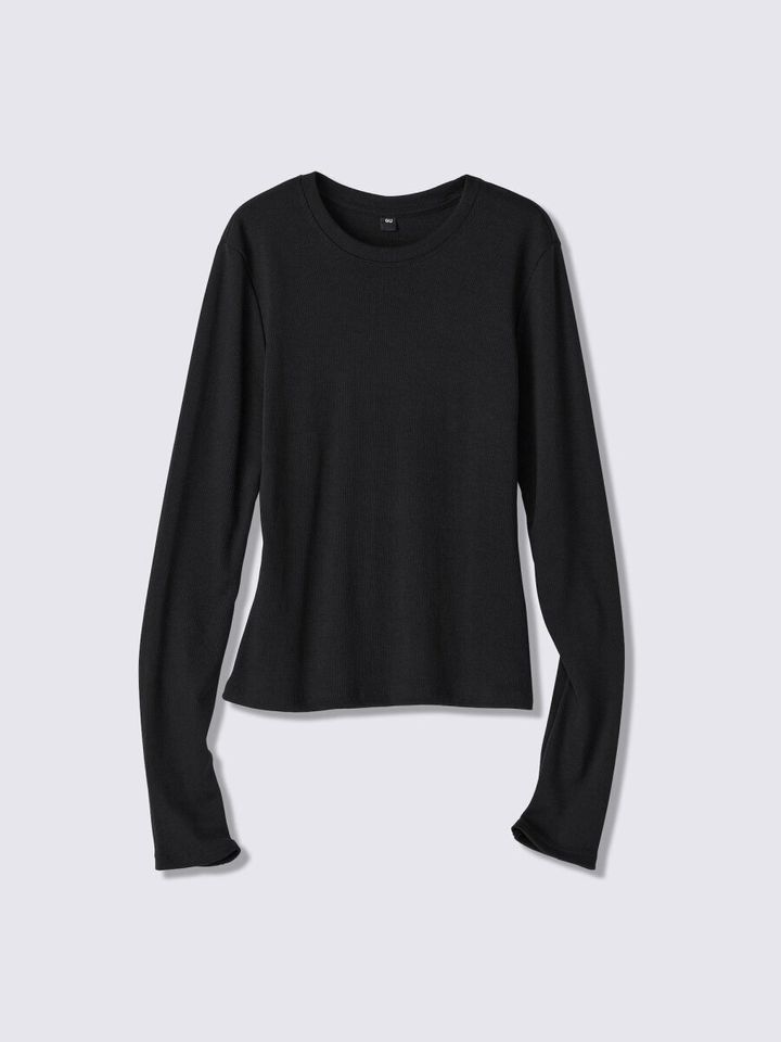すっきりとしたシルエットの黒い長袖リブTシャツの置き画