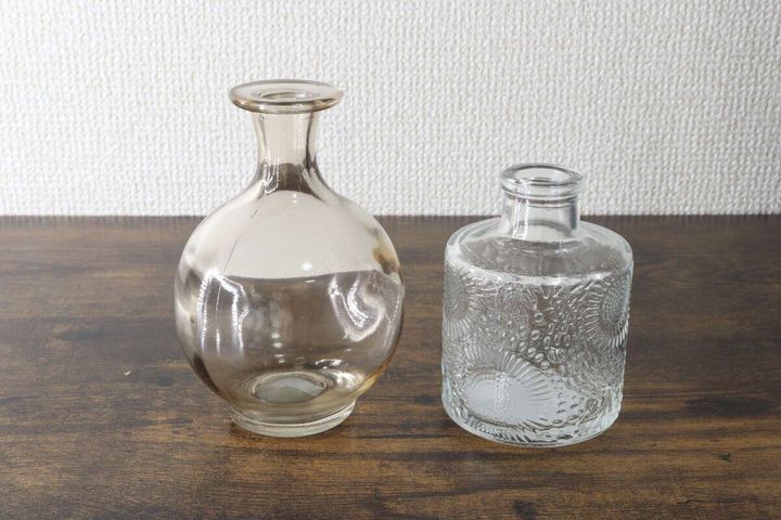 木製テーブルの上に並んだセリアの2種類のガラス製フラワーベース