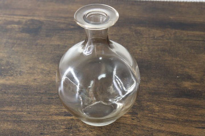 丸みのあるフォルムが特徴的なブラウンカラーのガラスベース