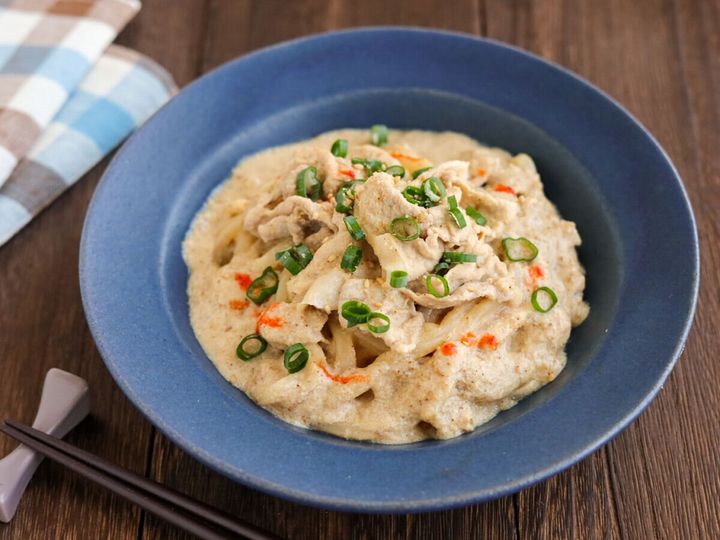 テーブルに置かれた青いお皿の豚しゃぶ豆乳うどん