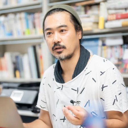 山形市で開催中の展覧会「表面のストラータ」に笹原晃平氏の額装作品登場！出来事の痕跡を残す“空白”を作品に