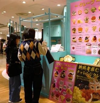 山形市で開催中の展覧会「表面のストラータ」に笹原晃平氏の額装作品登場！出来事の痕跡を残す“空白”を作品に
