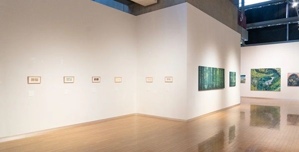 山形市で開催中の展覧会「表面のストラータ」に笹原晃平氏の額装作品登場！出来事の痕跡を残す“空白”を作品に