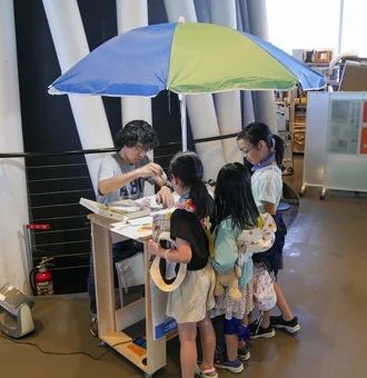 山形市で開催中の展覧会「表面のストラータ」に笹原晃平氏の額装作品登場！出来事の痕跡を残す“空白”を作品に