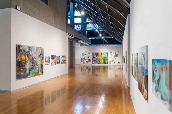 山形市で開催中の展覧会「表面のストラータ」に笹原晃平氏の額装作品登場！出来事の痕跡を残す“空白”を作品に