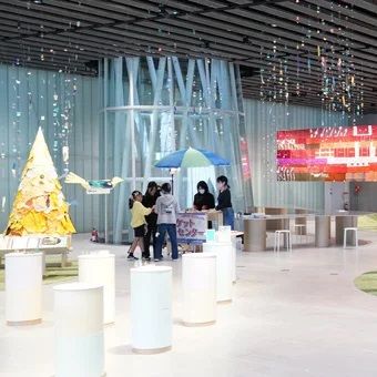 山形市で開催中の展覧会「表面のストラータ」に笹原晃平氏の額装作品登場！出来事の痕跡を残す“空白”を作品に