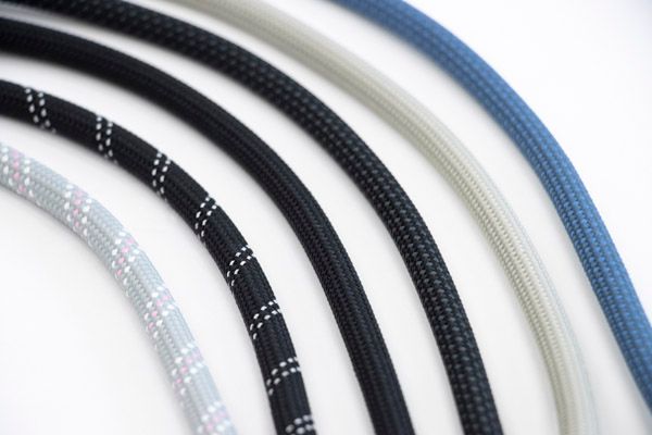 肩に掛けたときの不快感の軽減を目指したスマホショルダー「NODI」が先行販売を開始