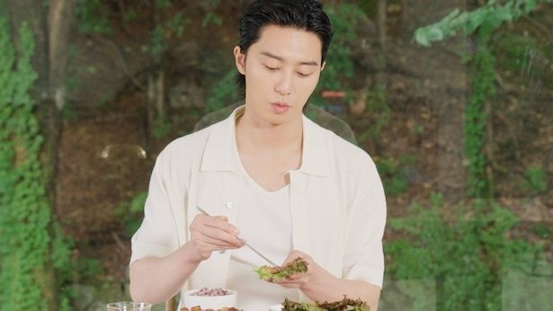 【画像】番組内でサムギョプサルを食べるパク・ソジュンさん